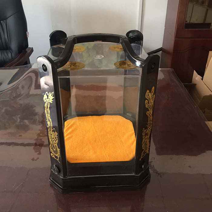 四瓶(píng)裝酒(jiǔ)盒(hé)